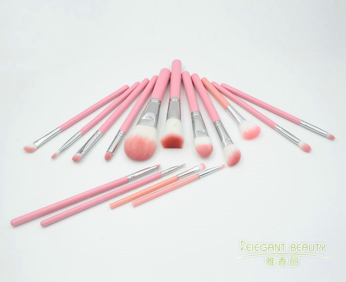 针对不同化妆技巧，应如何选择适合的d2短视频app破解版型号和大小？